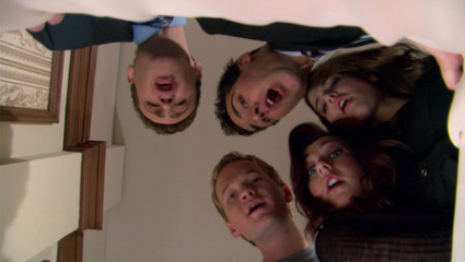 How I Met Your Mother Cast Looking into Coffin